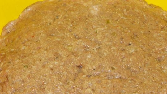 1. Этап. Сочные котлеты из говядины: Теперь перемешиваем все ингредиенты и очень тщательно вымешиваем фарш до однородного состояния.