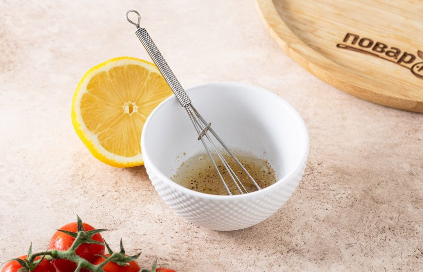 1. Этап. Салат из фасоли с киноа: Для заправки смешайте оливковое масло и лимонный сок, добавьте соль и смесь перцев по вкусу.