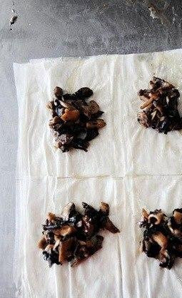 1. Этап. Конвертики с грибами: Слой теста разрезать на 4 равные части и слегка смазываем маслом. В серединку каждого квадрата кладем начинку.