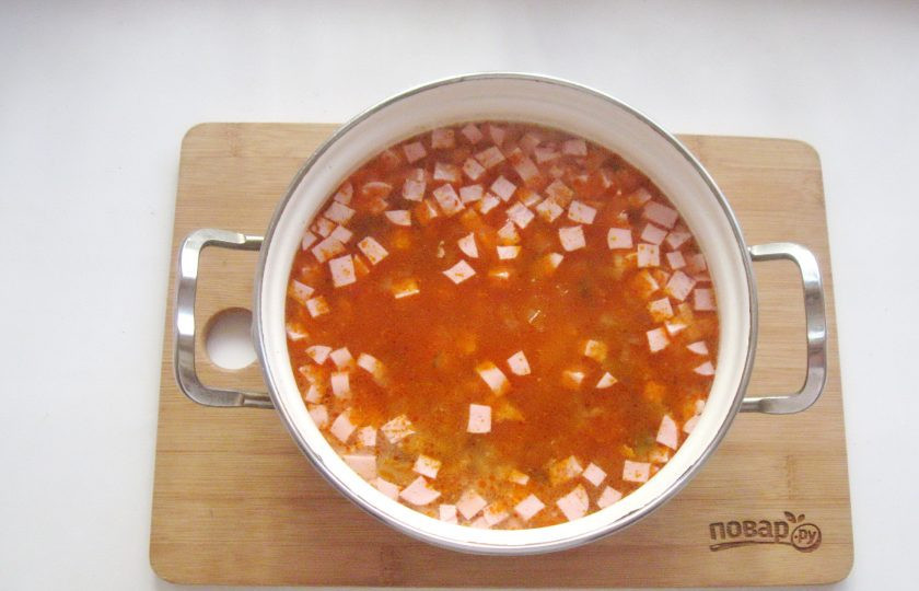 1. Этап. Солянка без копченостей: Добавьте лук с огурцами и томатной пастой.