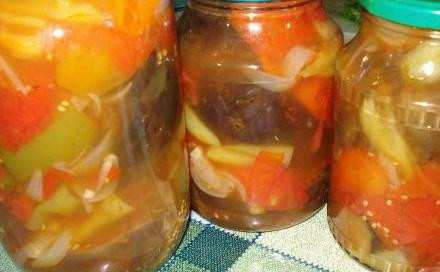 1. Этап. Баклажаны на зиму с помидорами: 6. Раскладываем в стерильные банки, закрываем стерильными крышками, укутываем одеялом и храним в перевернутом виде до остывания. Готово!