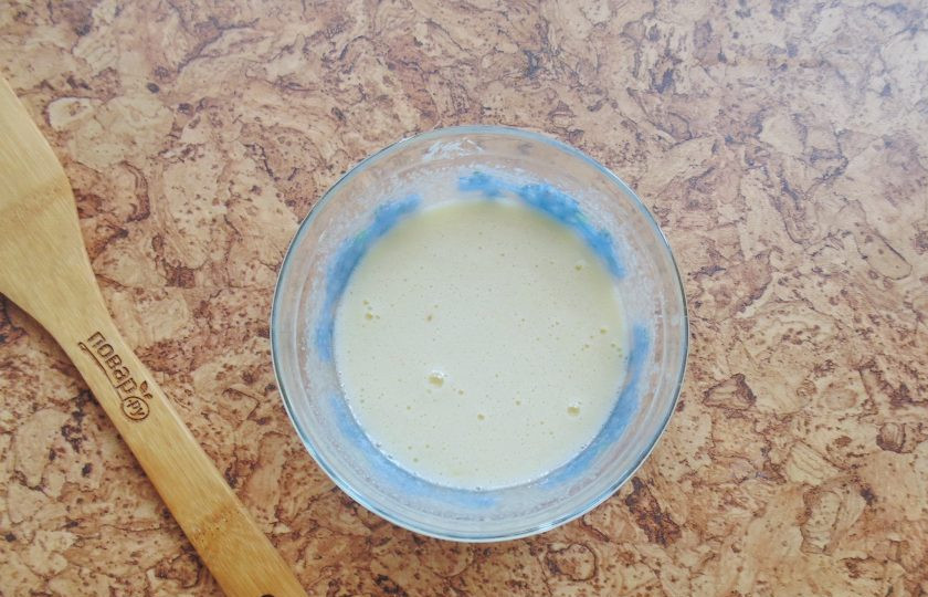 1. Этап. Крем Пломбир на сливках: Перемешайте яйцо, сахар, ванильный сахар и крахмал. Налейте несколько ложек молока, еще раз все перемешайте. Смесь должна быть однородной, без комочков.