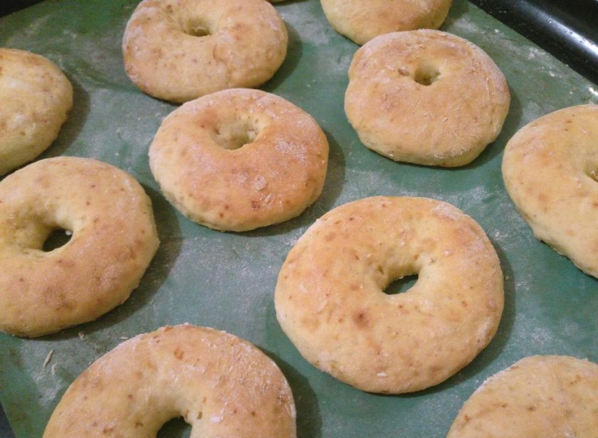 1. Этап. Ванильные пончики на сметане: Выпекайте пончики при температуре 180 градусов в течение 25-30 минут. За это время они должны хорошо подняться и подрумяниться. Подавайте ванильные пончики на сметане, посыпав их сахарной пудрой.