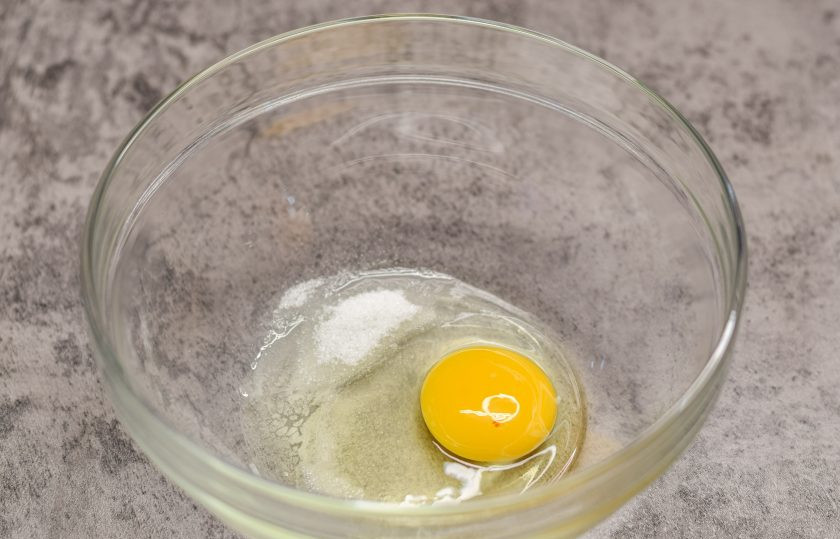 1. Этап. Блинчики с творожным кремом: В глубокую миску вбейте куриное яйцо, добавьте соль и сахар.