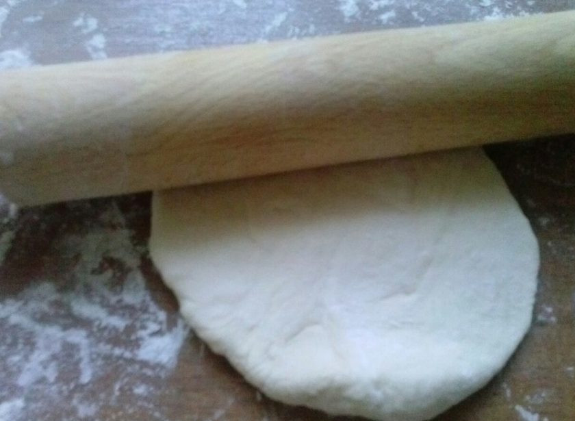 1. Этап. Вареники на ледяной воде быстрым способом: 3. Затем нарезаем тесто на части и раскатываем каждую часть в длину сантиметров 20, а в ширину сантиметров 8. Тесто должно быть тонким.