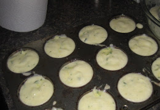 1. Этап. Суфле из кабачков: 4. Аккуратно смешайте белки с приготовленной смесью из кабачка. Смажьте формочки маслом и влейте в них тесто.