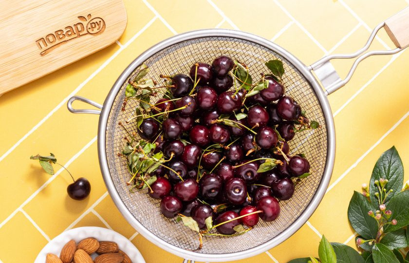 1. Этап. Варенье из вишни с миндалем: Вишню помойте, откиньте на сито и дайте стечь лишней жидкости.