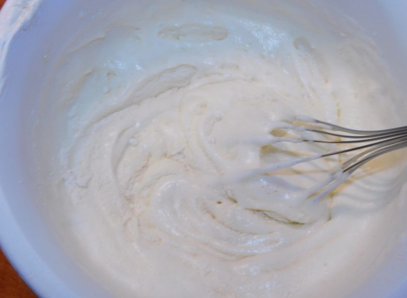 1. Этап. Бисквитный рулет с бананом: Аккуратно вмешайте муку, чтобы масса не осела.