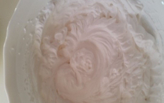 1. Этап. Чизкейк с ягодами (без выпечки): 4. В другой миске быстро взбейте сливки.