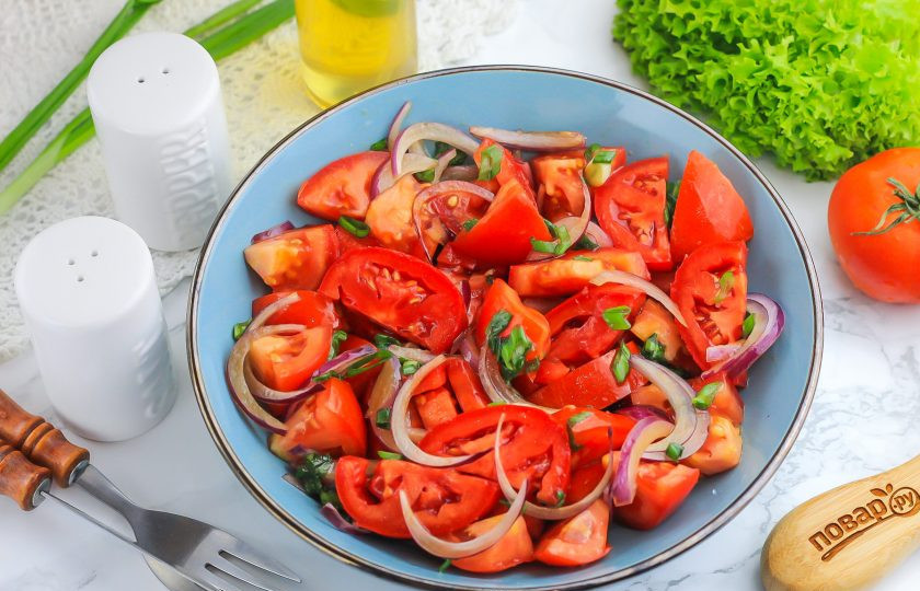 1. Этап. Салат из помидоров с соевым соусом: Перемешайте салат и подайте к столу вместе с другими блюдами, свежей несладкой выпечкой и т.д.