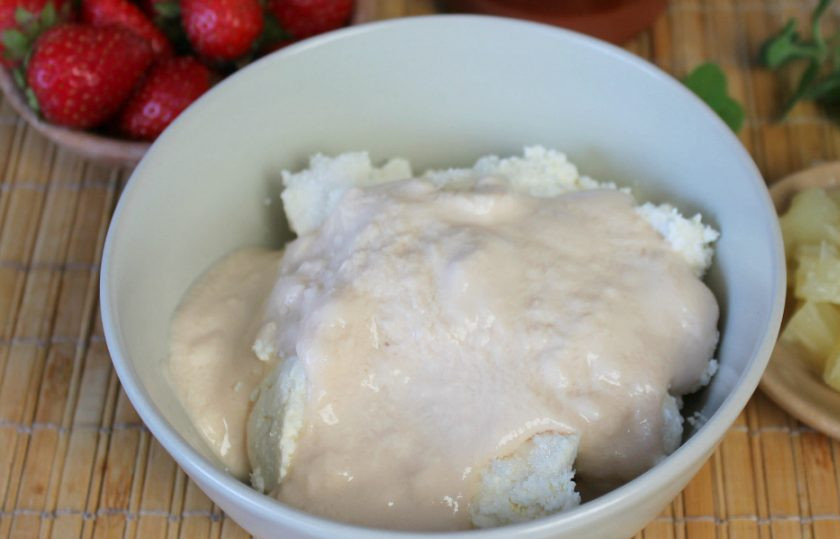 1. Этап. Десерт Нежность: Добавляем натуральный йогурт.