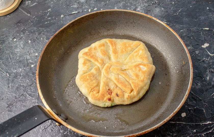 1. Этап. Молдавские плацинды: В сковороде разогрейте растительное масло на умеренном огне. Обжарьте на нем плацинды до золотистой корочки с двух сторон. Сначала выложите пироги швом вниз, затем переверните на другую сторону.