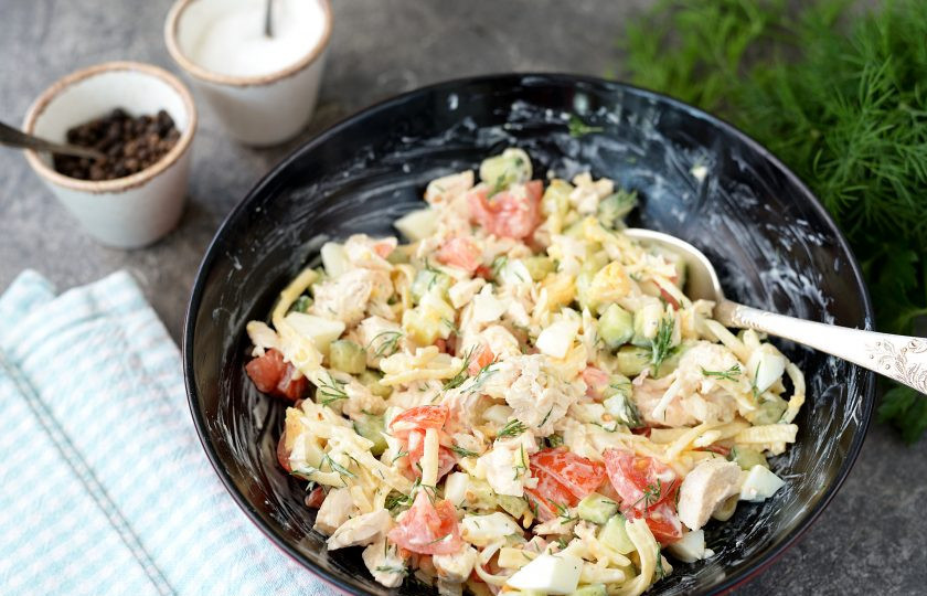 1. Этап. Салат Нежный с курицей: Салат аккуратно перемешайте, попробуйте на вкус, если по соли вас все устраивает, то можно подавать к столу.