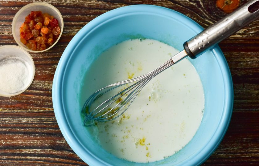 1. Этап. Сливочные капкейки: Перемешайте и влейте молоко.