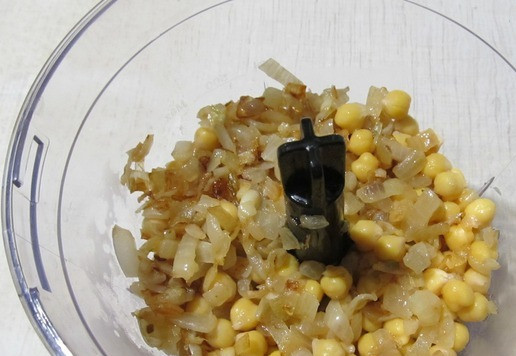 1. Этап. Паштет с нутом: Оцедить нут, поместить в блендер, добавить лук с чесноком.