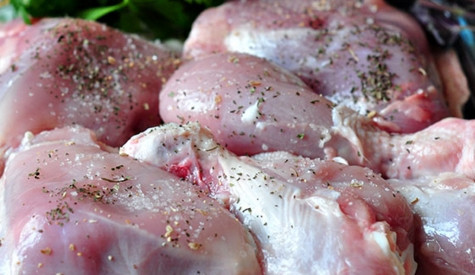 1. Этап. Куриные ножки с картошкой: Теперь выкладываем сверху разрезанные пополам куриные ножки. Присыпьте их солью, перцем, а также мятой.