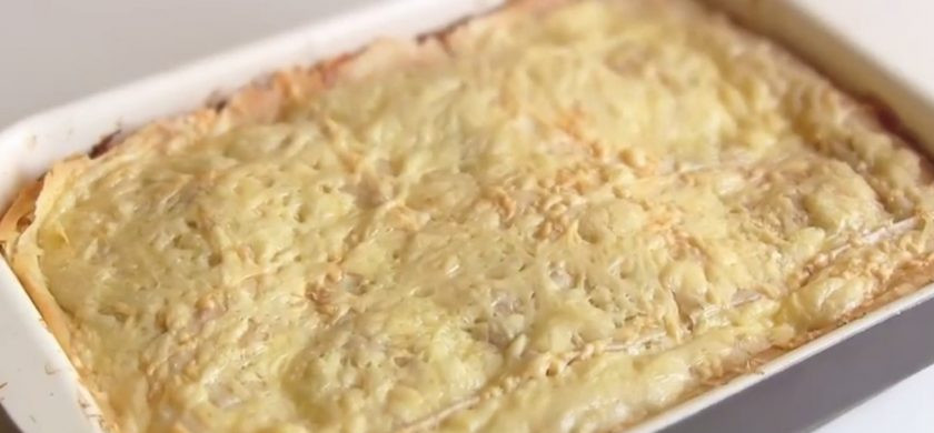 1. Этап. Лазанья овощная из лаваша: 5. Сверху выложите слой баклажанов. Смажьте овощи соусом и накройте вторым листом лаваша, и так далее. Последний лаваш смажьте растительным маслом и посыпьте тертым твердым сыром.