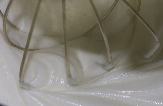 1. Этап. Легкий бисквит: 3. Взбивайте, пока не образуются плотные белые пики. Если использовать технику, то процесс максимально упрощается.