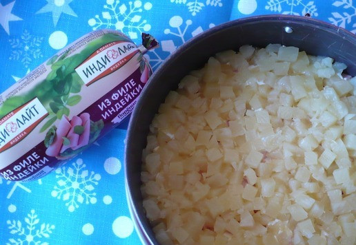 1. Этап. Салат к Новогоднему столу: Консервированные ананасы (у меня кольцами), также нарезать мелкими кубиками, откинуть на сито (чтобы стек сок), а затем выложить вторым слоем. Сделать сеточку из майонеза.