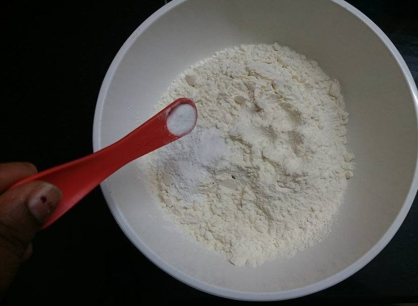 1. Этап. Ванильный бисквитный торт: 1. В одной емкости смешайте муку, разрыхлитель и соль, просейте сухую смесь через сито.