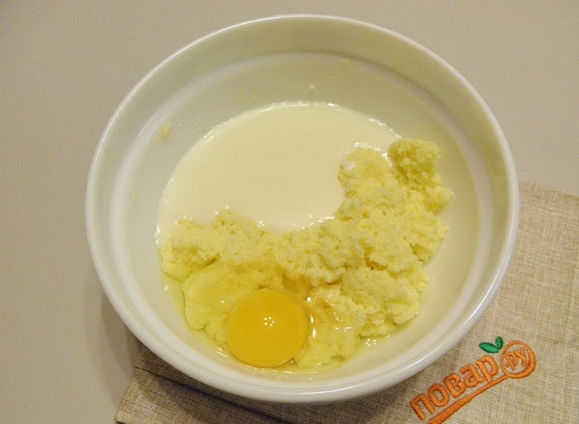 1. Этап. Коржики классические: Вбейте яйцо и влейте молоко. Миксером соедините массу.
