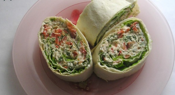 1. Этап. Лаваш с курицей: Сворачиваем лаваш рулетом, заворачиваем рулет в фольгу и кладем на пол часа в холодильник. Затем достаем и нарезаем порционными кусочками. Приятного аппетита!