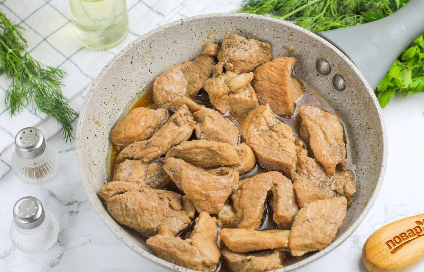 1. Этап. Свиная лопатка на сковороде: Убавьте нагрев, накройте емкость крышкой и томите мясо примерно 20 минут. Затем крышку удалите и обжаривайте свинину еще 5-10 минут. Она начнет подрумяниваться после того, как вся жидкость выпарится.