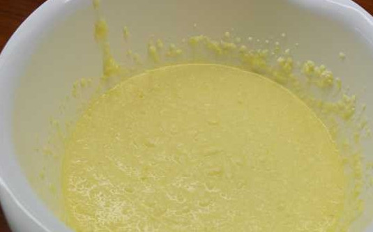 1. Этап. Царская ватрушка: 4. И с помощью венчика или миксера взбейте все до однородности.