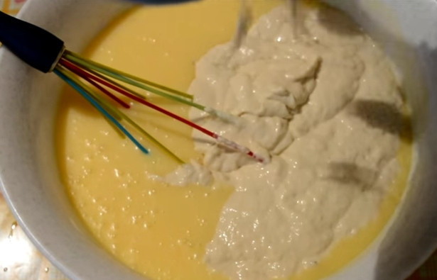 1. Этап. Самые простые куличи: 3. Когда опара начнет слегка опускаться, соедините ее со сдобой.