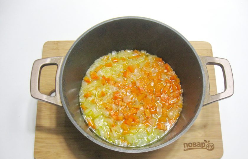 1. Этап. Кабачковая икра Царская: Налейте подсолнечное масло и 50 мл. воды. Тушите лук с морковью в кастрюле под крышкой 10-15 минут. Периодически перемешивайте.