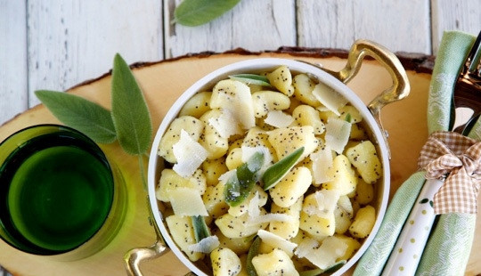 1. Этап. Гноччи: Готовые гноччи перекладываем в тарелку и сверху посыпаем тертым пармезаном. Приятного аппетита!