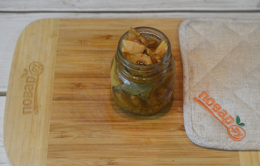 1. Этап. Соленые лисички: 4. Разложите лисички по стерилизованным банкам, залейте горячим рассолом и закройте крышками. Или поставьте под гнет в большой кастрюле в подвал или погреб.