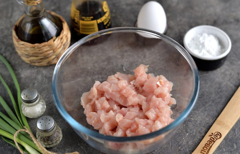 1. Этап. Котлеты по-китайски: Куриное филе помойте, обсушите насухо, нарежьте меленьким кубиком, переложите в глубокую миску.