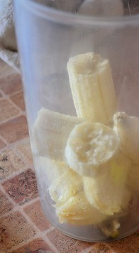 1. Этап. Банановый смузи: Банан очистить и нарезать. Поместить в чашу для блендера.