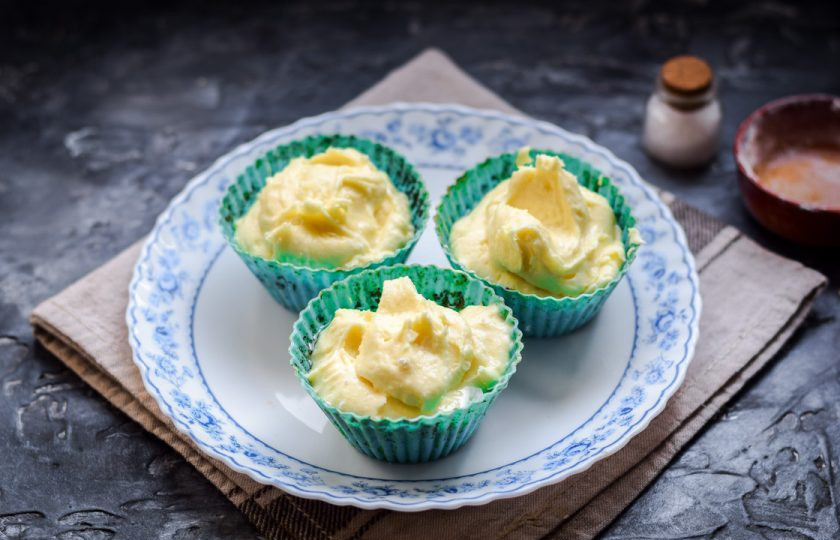 1. Этап. Влажные маффины: Силиконовые формы смажьте маслом и выложите тесто. Запекайте маффины в духовке при температуре 180 градусов 20-25 минут.