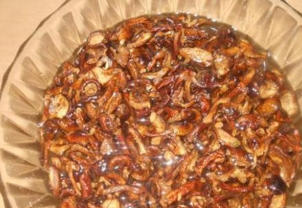 1. Этап. Индейка, фаршированная картофелем и грибами: У меня грибы сухие, поэтому я их замачиваю на 15 минут в кипятке. А свежие грибы просто помойте и порежьте кусочками.