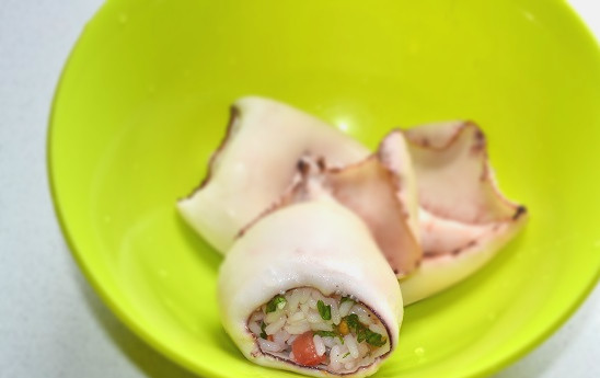 1. Этап. Фаршированный кальмар на гриле: Аккуратно наполните кальмары начинкой.