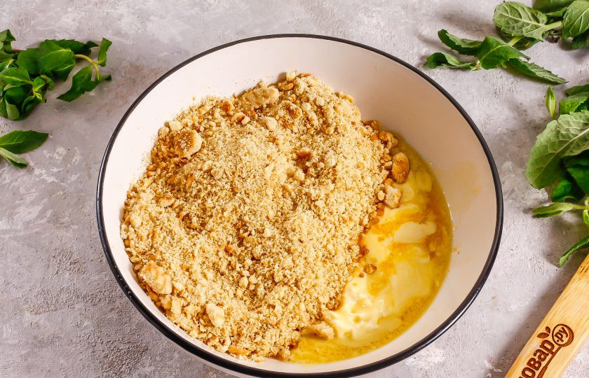 1. Этап. Клубничный чизкейк с творогом без выпечки: Песочное печенье измельчите практически в крошку. Растопите сливочное масло и смешайте с песочной крошкой.