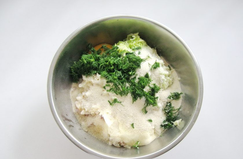 1. Этап. Рубленые куриные котлеты с кабачком: Мелко нарежьте укроп или петрушку, выложите в миску. Посолите по вкусу. Можно поперчить и добавить любые сухие приправы.