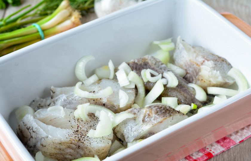 1. Этап. Путассу в духовке: Присыпьте путассу репчатым луком, нарезанным полукольцами.