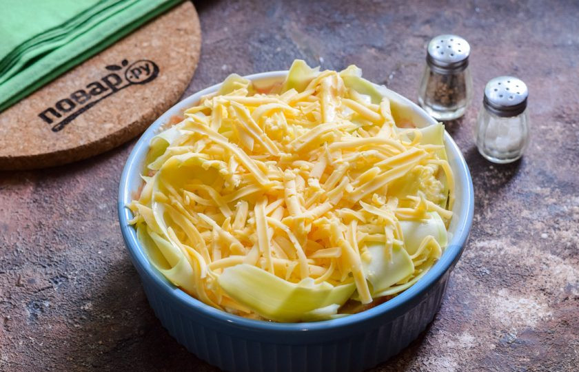 1. Этап. Лазанья из кабачков с творогом: Твердый сыр натрите на терке и посыпьте заготовку. Запекайте в духовке при температуре 180 градусов 40 минут.