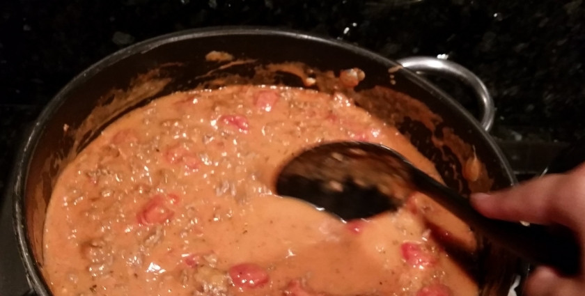 1. Этап. Мясо с макаронами: Далее в сковороду отправляем томатный соус или консервированные измельченные томаты, измельченный имбирь и все специи по вкусу, добавляем воду, Тушим еще минут 10.