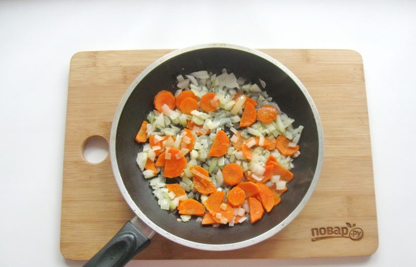 1. Этап. Рассольник с помидорами: Налейте рафинированное подсолнечное масло и припустите эти овощи в сковороде на небольшом огне, в течение 7-8 минут.