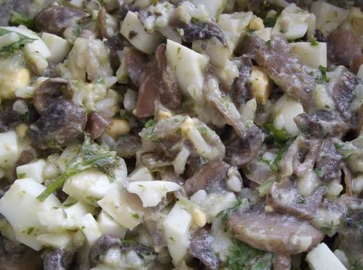 1. Этап. Пирожки с грибами и яйцом: Теперь насыпаем измельченную зелень и разбиваем одно сырое яйцо, перемешиваем все ингредиенты.