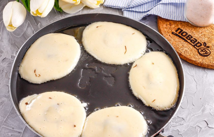 1. Этап. Оладьи с нутеллой: Затем сверху выложите еще немного теста, чтобы оно полностью закрыло собой начинку.