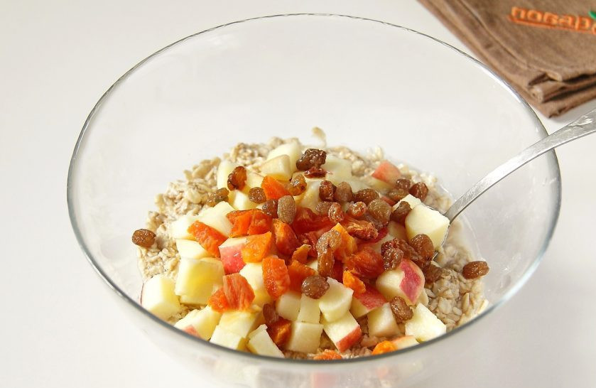 1. Этап. Овсяная запеканка с яблоком: Так же добавьте изюм и нарезанную курагу.