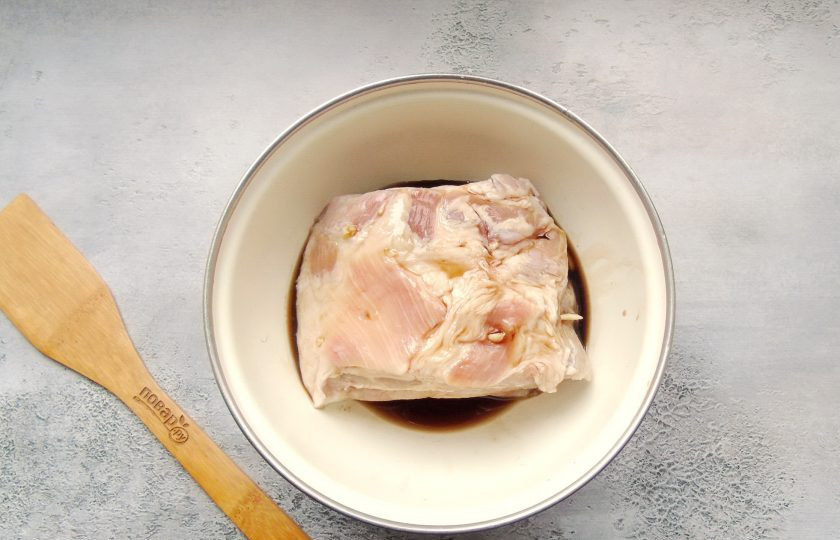 1. Этап. Буженина в медовом соусе: Выложите свиную шею в миску и полейте медовым соусом. Дайте постоять 40-60 минут.