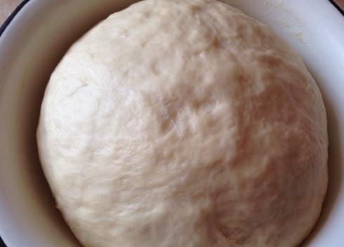 1. Этап. Тесто для сладких пирожков: Накрываем тесто полотенцем и ставим в теплое место. Вот так оно поднимается.