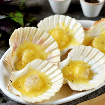 Гребешки в раковинах под сыром