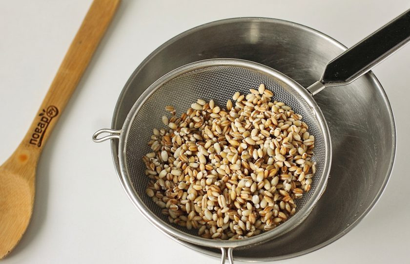 1. Этап. Тушеная капуста с перловкой: Как только перловка настоится, хорошо промойте ее под проточной водой.